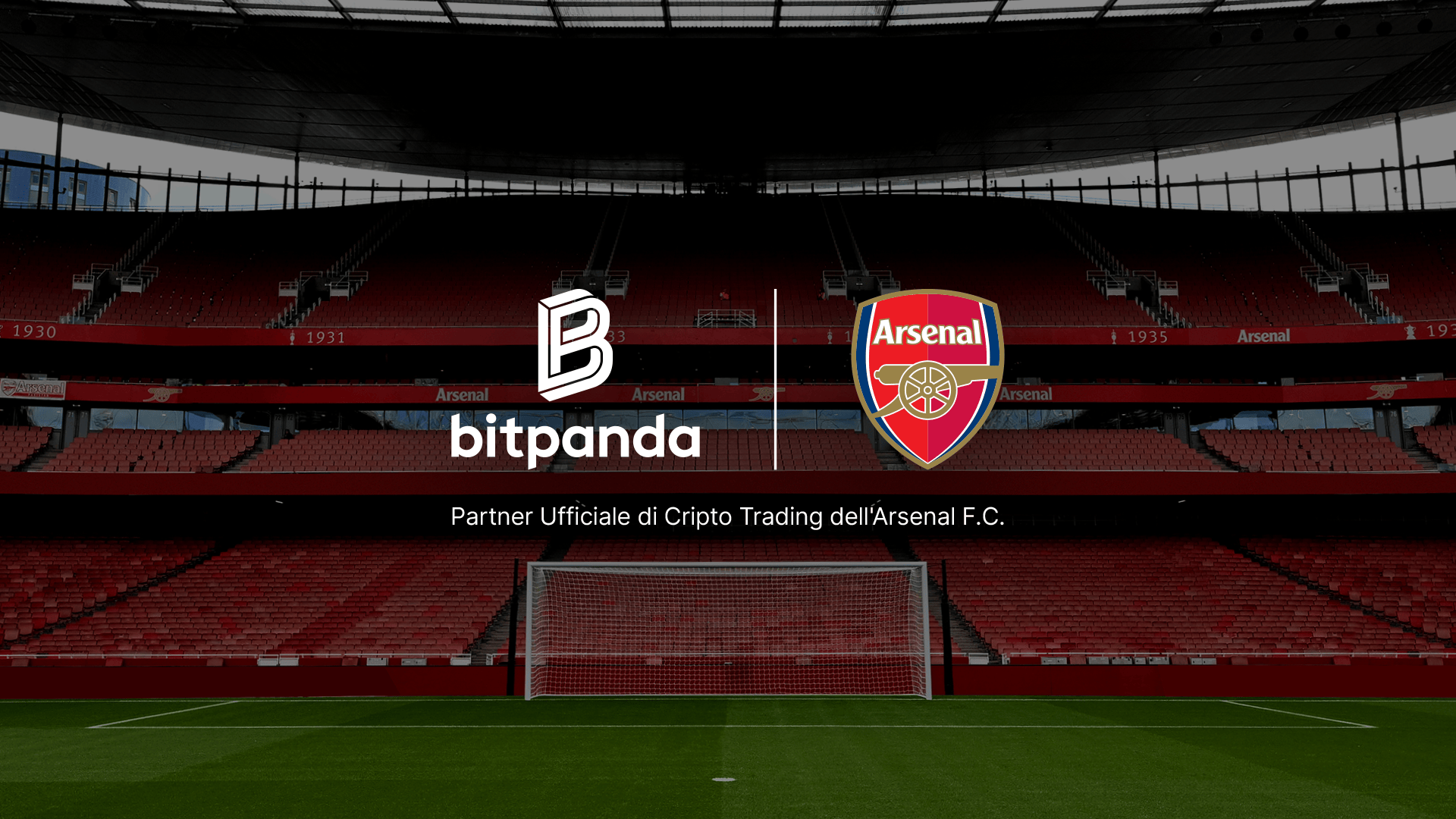 Empty stadium with red seats featuring Bitpanda and Arsenal logos, and text in Italian about a crypto trading partnership with Arsenal F.C.