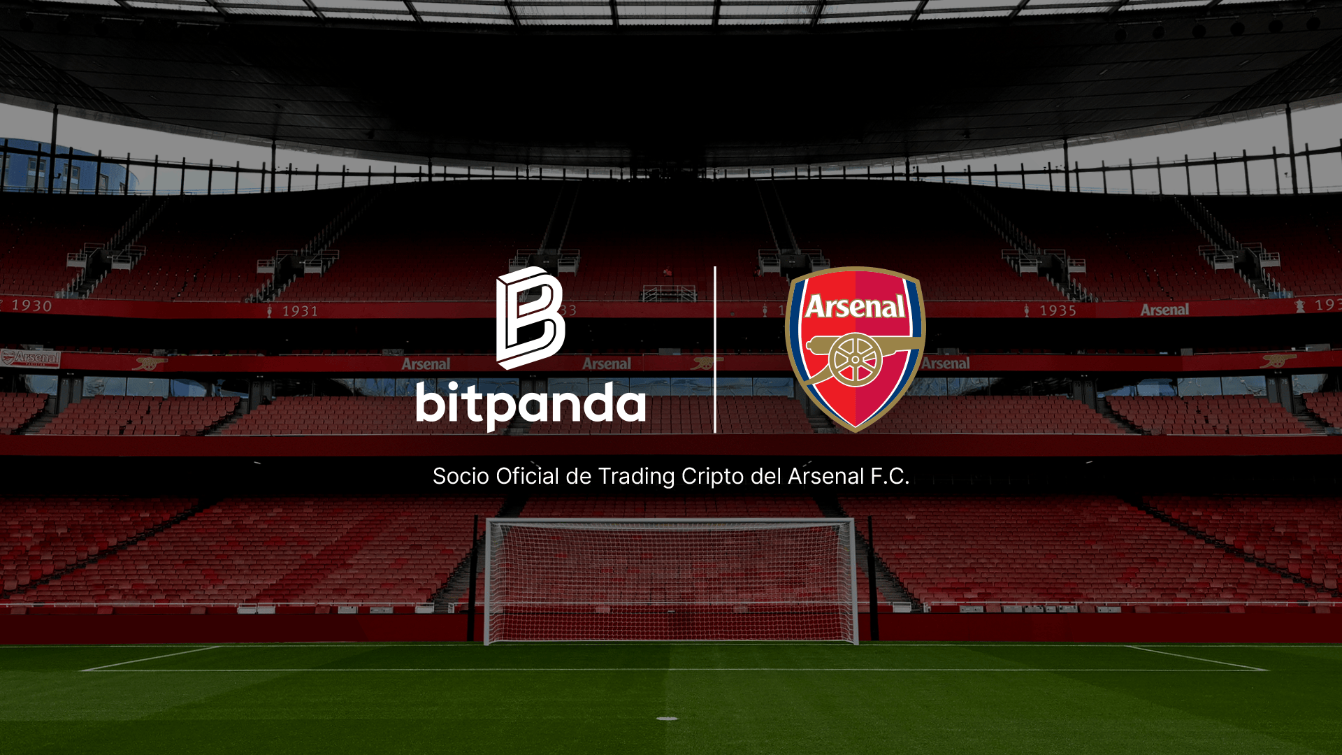 Empty football stadium with Bitpanda and Arsenal logos on the screen, announcing their official crypto trading partnership in Spanish.